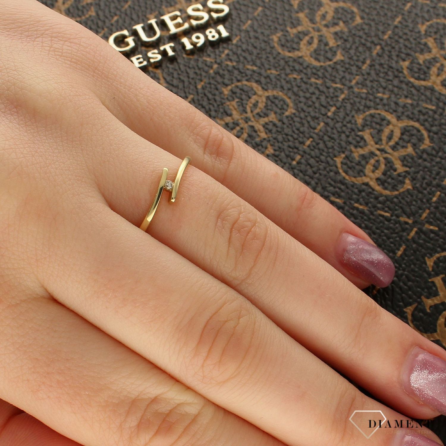 Złoty pierścionek z brylantem 585 – Delikatna Klasyka  Rozmiar 14.jpg